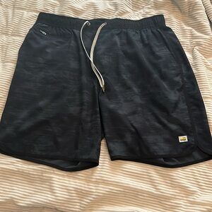 Vuori Men’s Shorts Kore Size XL Black